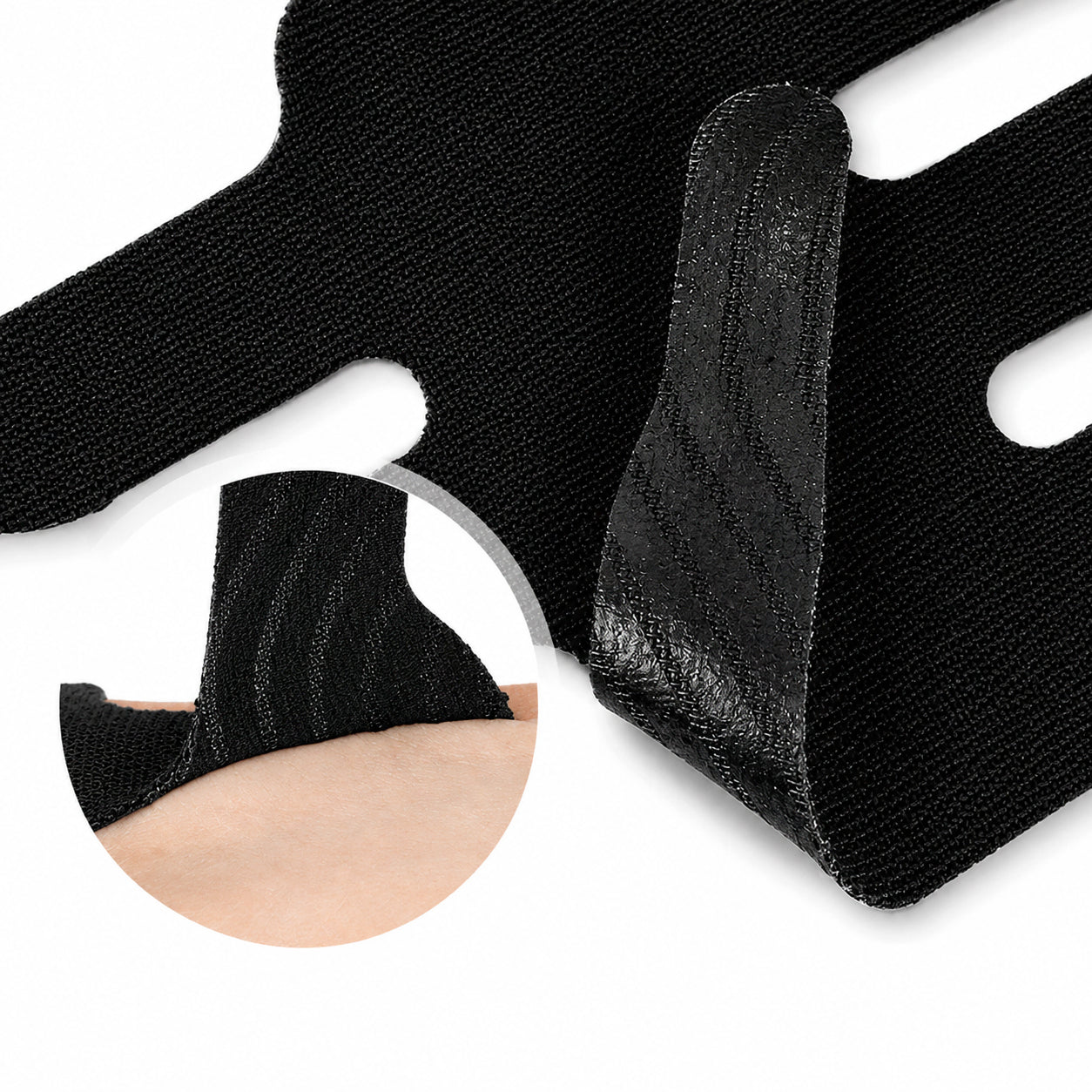 Närbild av svart förklippt kinesiologitejp för fingrar som visar materialets strukturerade insida.