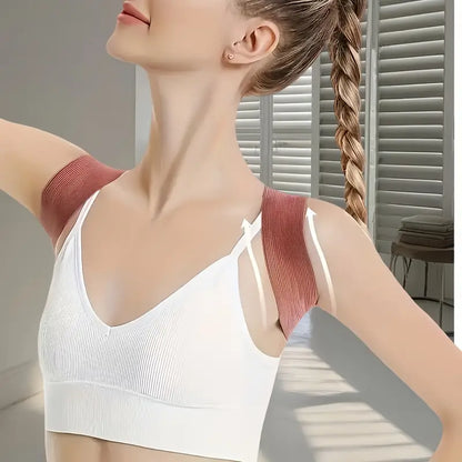 Person som sträcker armarna bakåt med ryggstöd över axlarna för ökad rörlighet