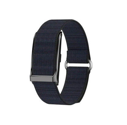 Aktivitetsarmband med pulsmätning i mörkt textilarmband mot vit bakgrund