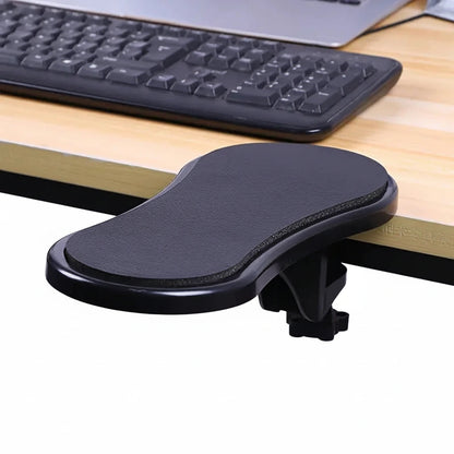 Ergonomiskt armstöd monterat på skrivbord vid datorarbete