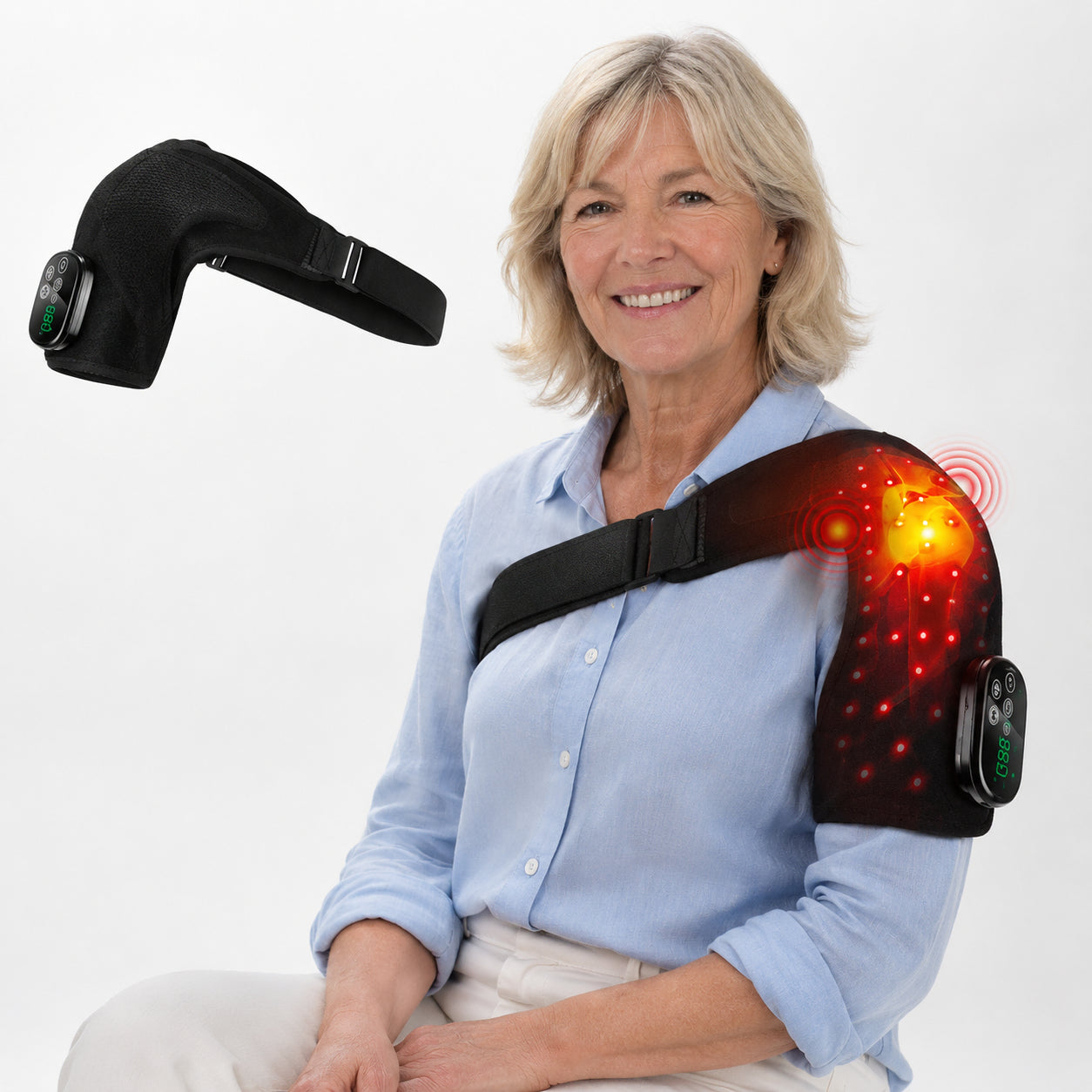 Äldre kvinna bär axelbälte med rödljusterapi och vibration för axelstöd på vit studiobakgrund.