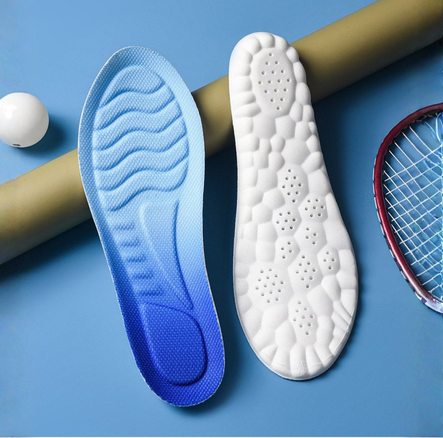 4D-sulor med ventilerande zoner och stötdämpande struktur, visade ovan- och undersida för ökad komfort vid aktivitet.