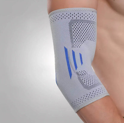 Armbågsskydd som används vid rörelse och träning