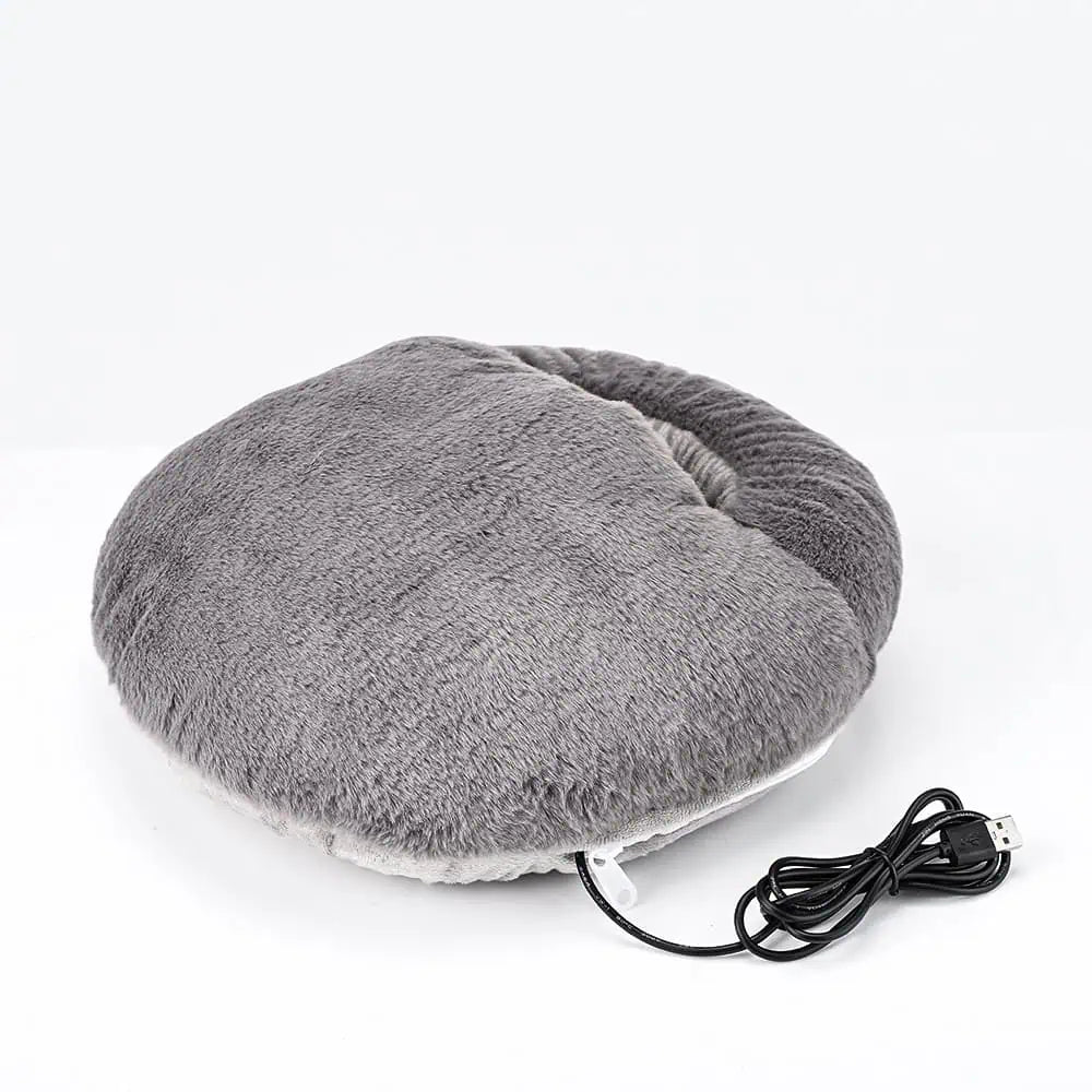 Grå fotvärmare med sladd placerad på golv