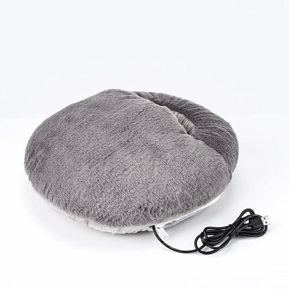 Grå fotvärmare med sladd placerad på golv