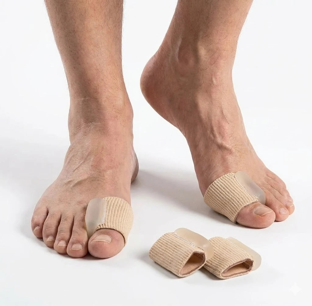Enkel tåseparator för hallux valgus använd på båda fötterna.