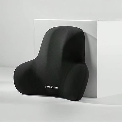 Ländryggsstöd placerat mot ryggstöd på stol