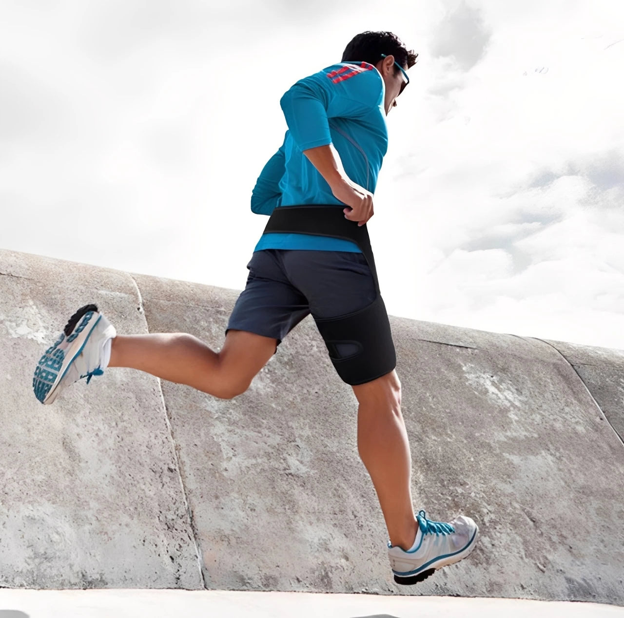 Höftstöd i neopren med kompression, använt vid löpning utomhus.