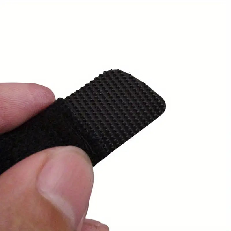 Fingerskenan fästes med kardborrband.