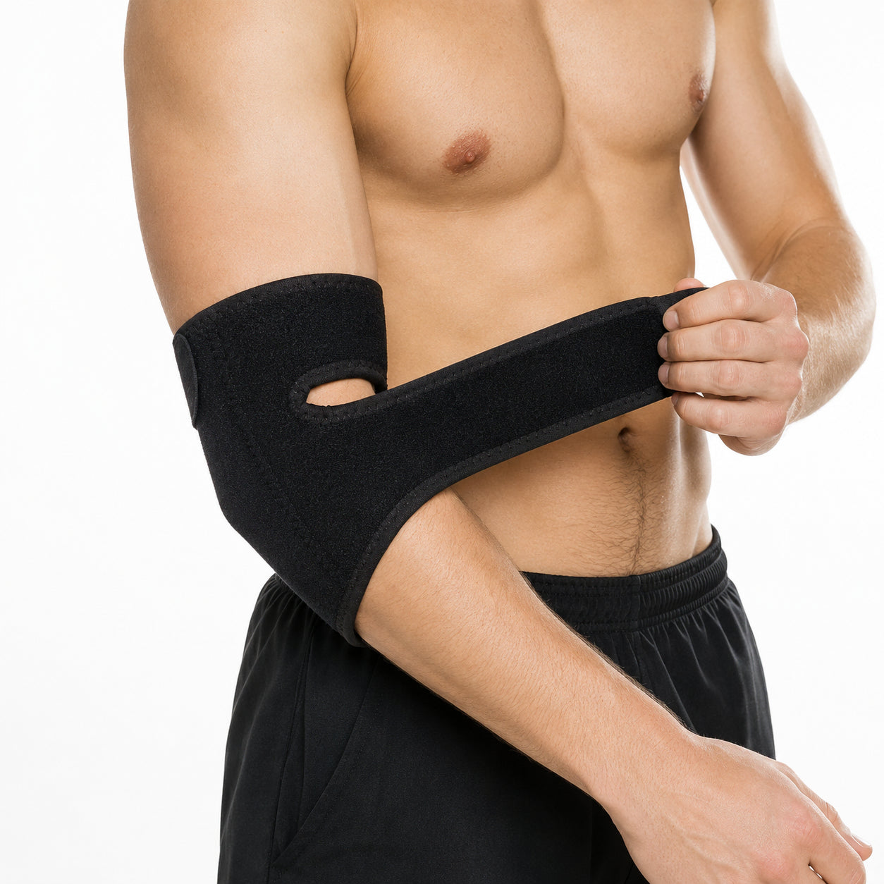 Person som använder justerbart armbågsstöd med kompressionsrem för extra stabilitet, stöd och avlastning vid aktivitet och träning.