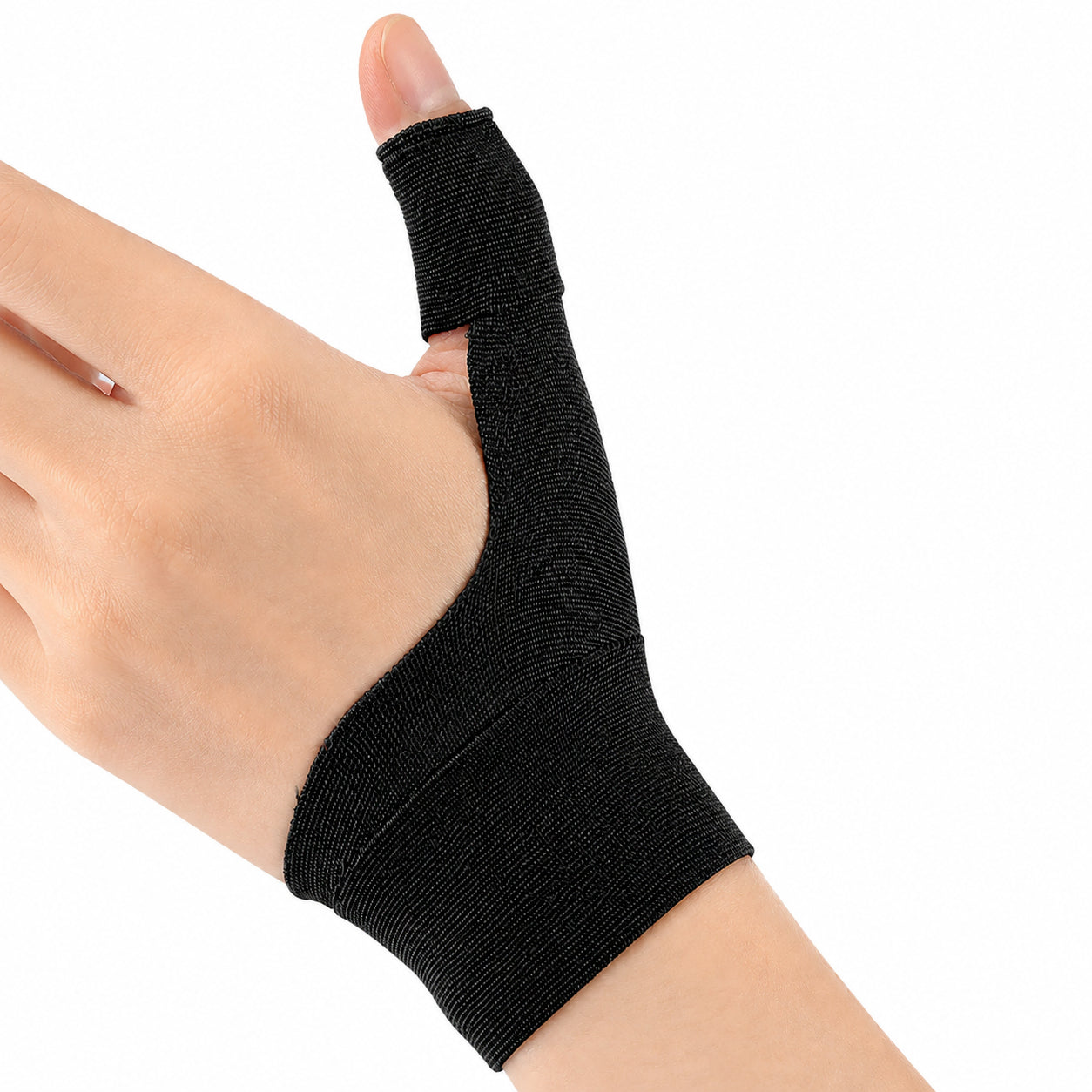 Svart förformad kinesiologitejp applicerad runt tumme och handled med kroppsnära passform.