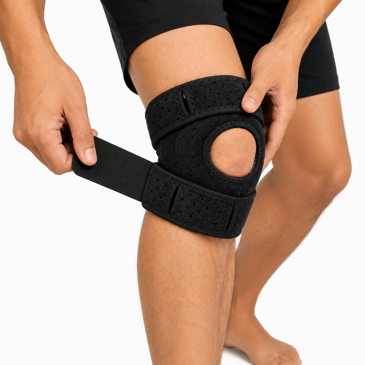 Justerbart knästöd med patellaöppning och kompressionsrem för stabilitet, avlastning och bekväm passform.