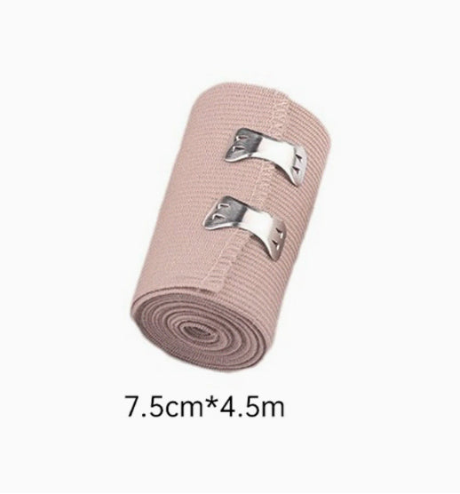 Elastisk kompressionsbandage med spännen, 7,5 cm bred och 4,5 m lång, för stöd och fixering av skador.