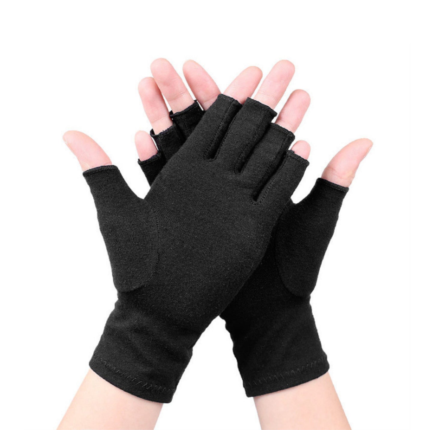 Svarta kompressionshandskar utan fingertoppar som ger stöd och lindrar stelhet i händer och leder.