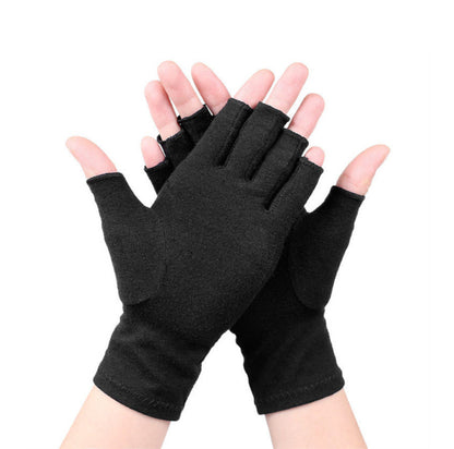 Svarta kompressionshandskar utan fingertoppar som ger stöd och lindrar stelhet i händer och leder.