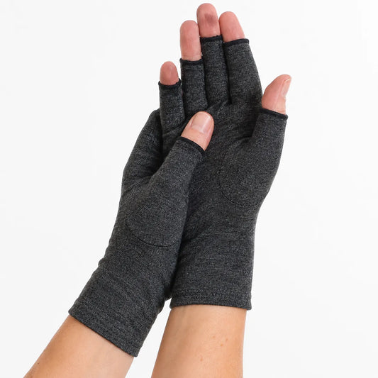 Grå kompressionshandskar med öppna fingertoppar och följsam passform för vardaglig användning.