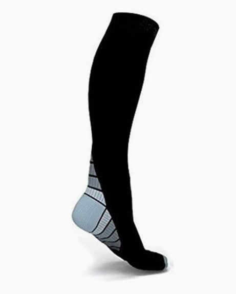 Svart kompressionsstrumpa som ger stöd för vad och fotvalv samt förbättrar blodcirkulation och komfort.