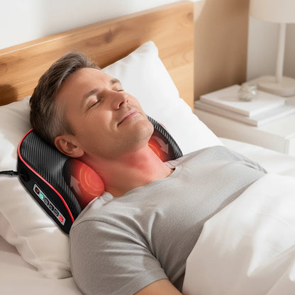 Person som använder massagekudde mot nacke i vila