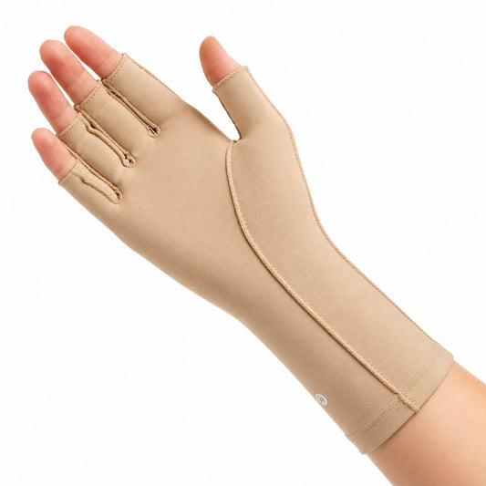 Medicinsk kompressionshandske med fingeröppningar för stöd, kompression och komfort för hand och handled.