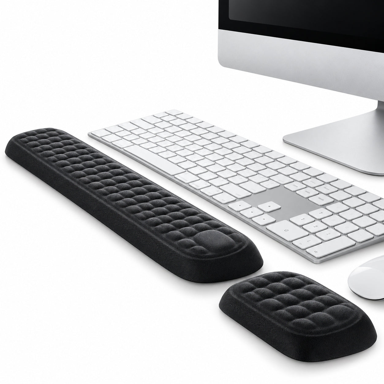 Ergonomiskt handleds- och musstöd i memory foam för ökad komfort vid skrivbordet.