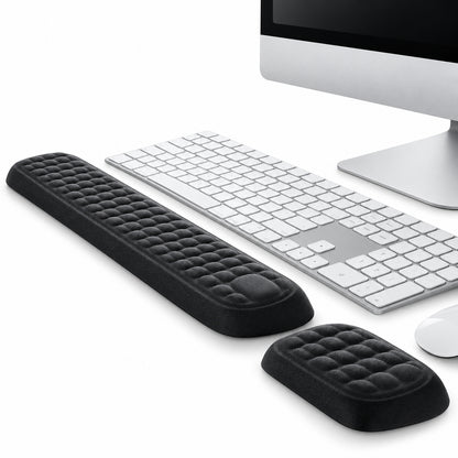 Ergonomiskt handleds- och musstöd i memory foam för ökad komfort vid skrivbordet.