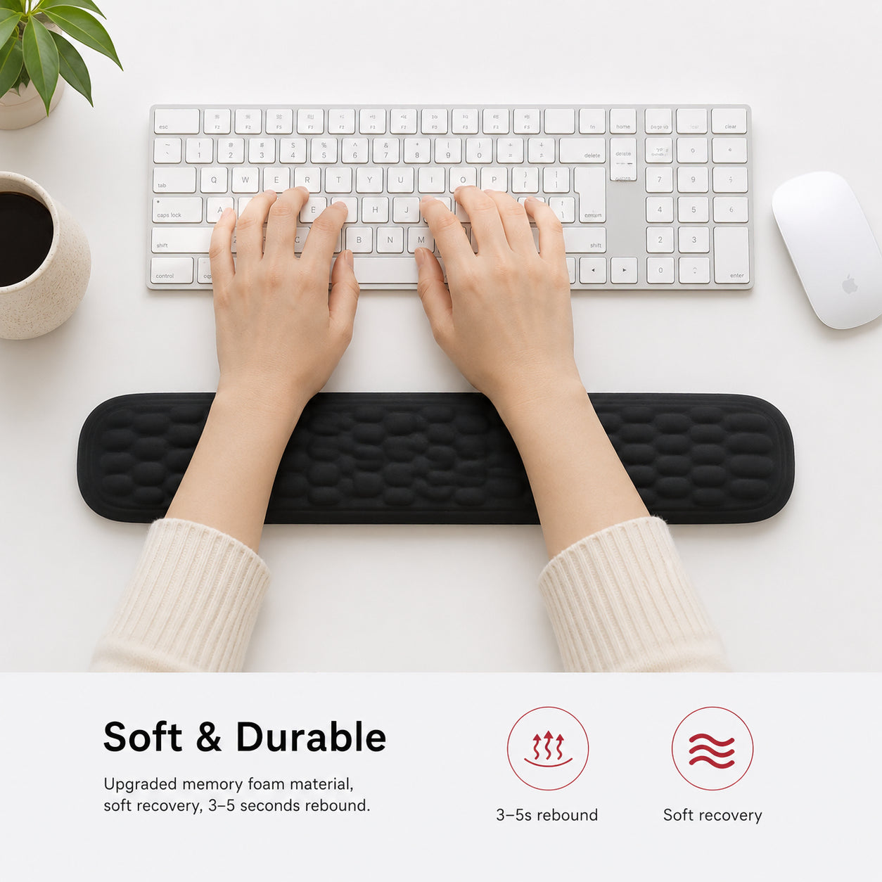 Person använder ergonomiskt handledsstöd i memory foam vid tangentbord för ökad komfort och avlastning.