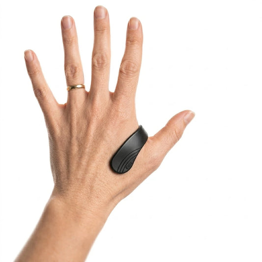 Migränklämma placerad på handen mellan tumme och pekfinger