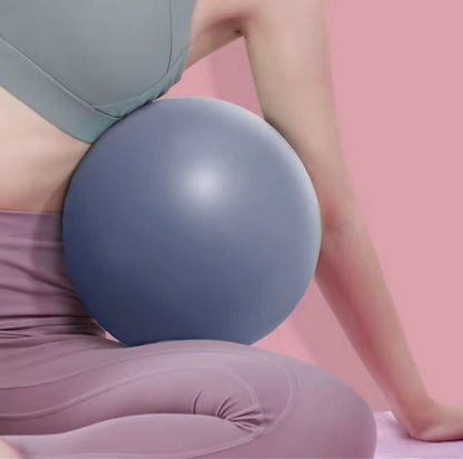 Minipilatesboll som används vid sittande träning