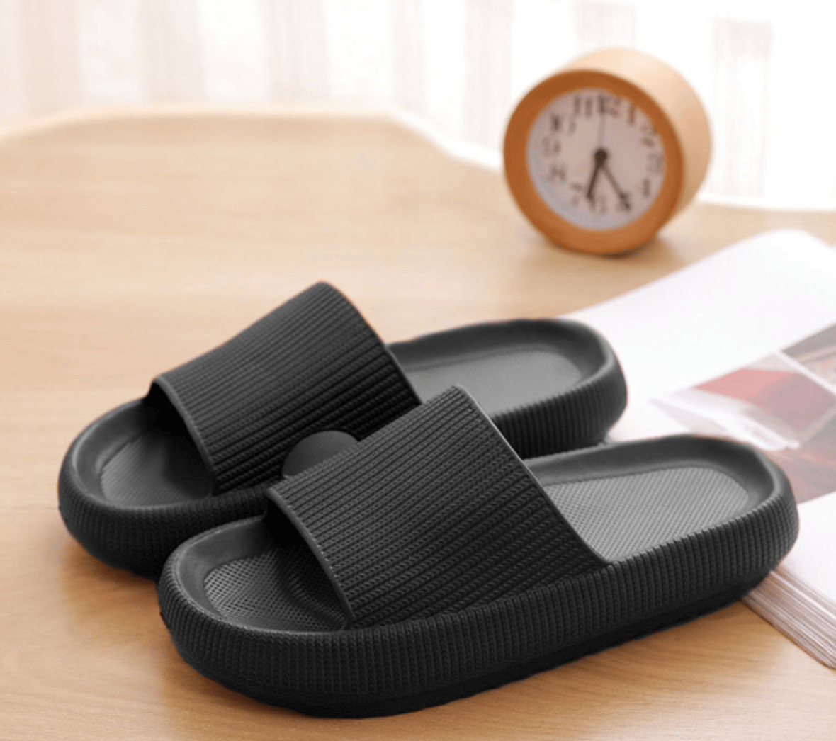 Moln tofflor placerade i hemmiljö för inomhusbruk