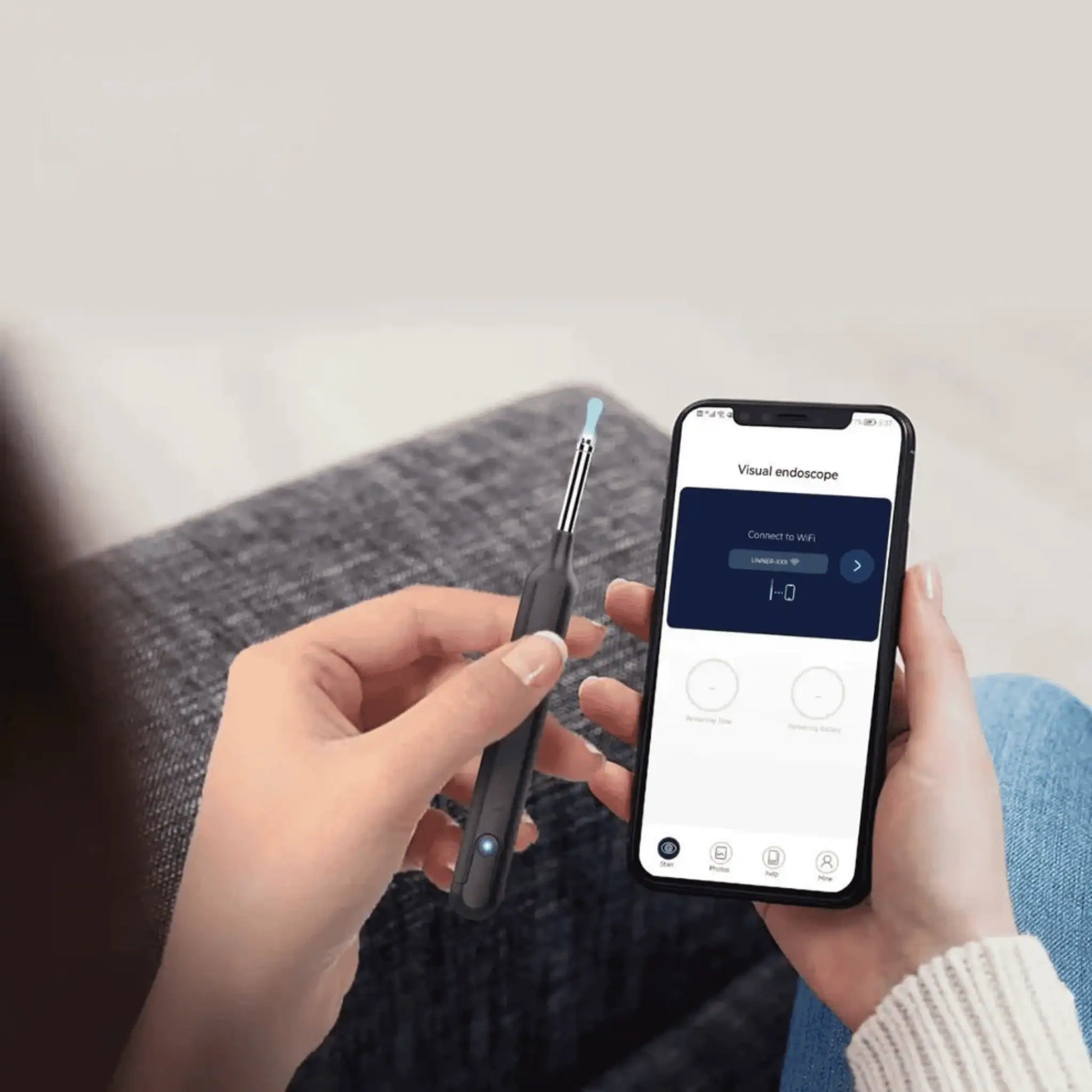 Mobiltelefon som visar kamerabild från öronpetare