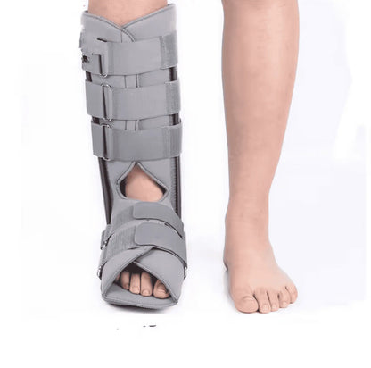 Rehabiliteringssko som bärs vid gång efter skada