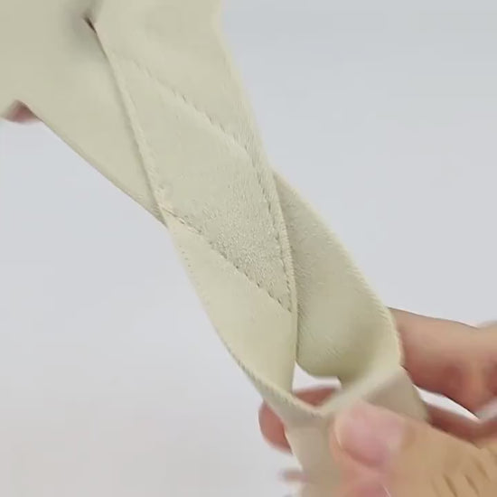 Kort video som visar tåseparator för hallux valgus i närbild, där materialets mjukhet och elasticitet demonstreras.