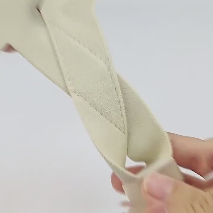 Kort video som visar tåseparator för hallux valgus i närbild, där materialets mjukhet och elasticitet demonstreras.