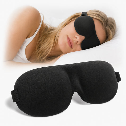 Svart sovmask för sidosovare på kvinna liggande på vit kudde med närbild av ergonomisk sömnmask på vit bakgrund