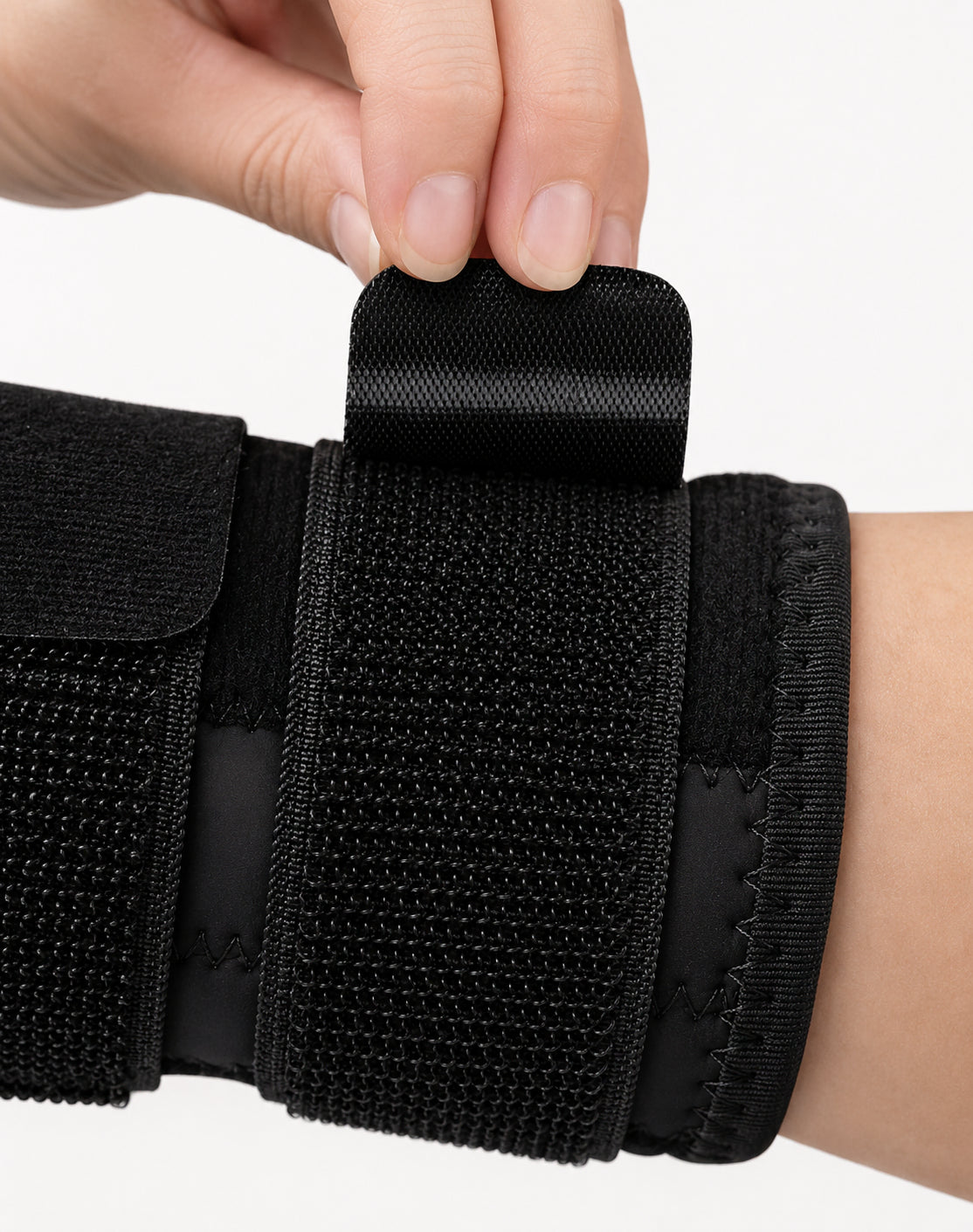 Närbild av justerbart kardborreband på stabilt handledsbandage.